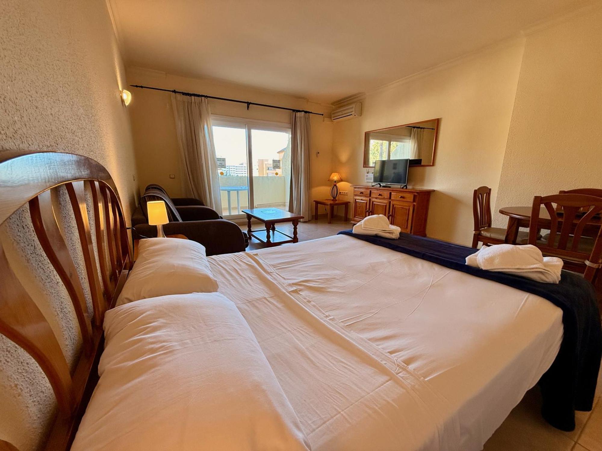 Kingfisher Apartments Benal Beach เบนัลมาเดนา ภายนอก รูปภาพ