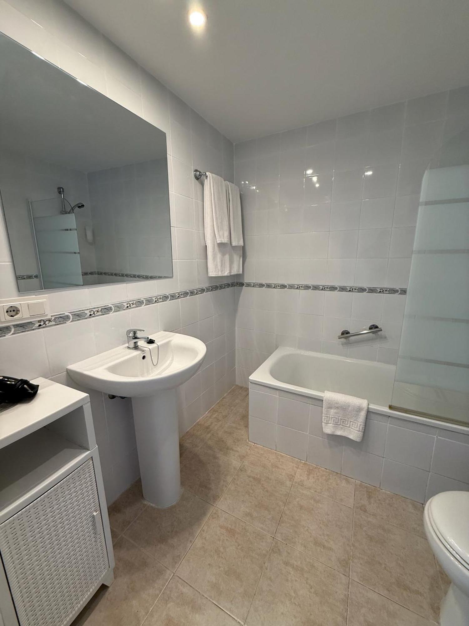 Kingfisher Apartments Benal Beach เบนัลมาเดนา ภายนอก รูปภาพ